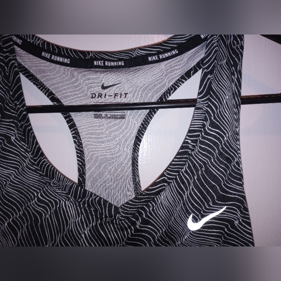 Nike running top - Picture 2 of 4